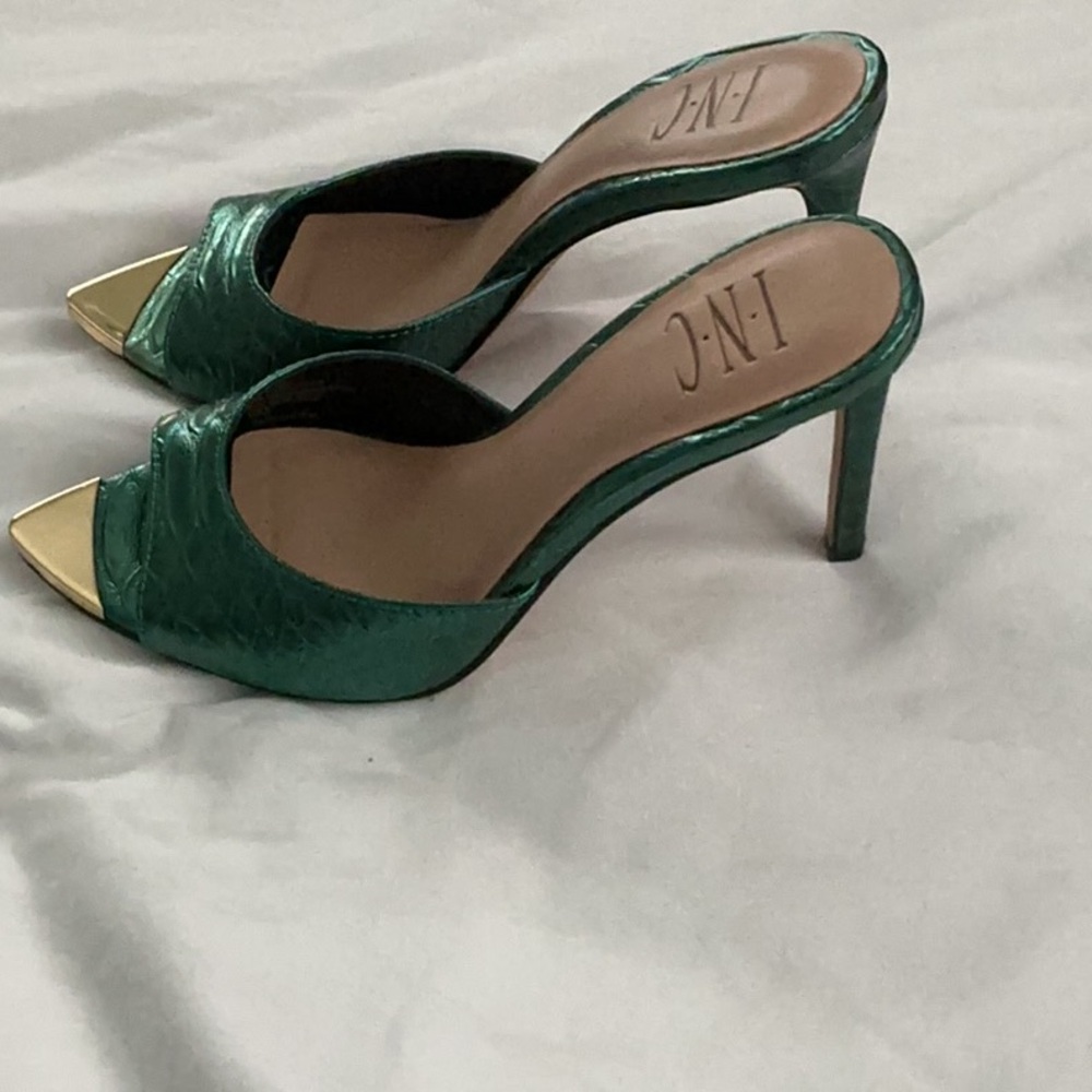 INC International Concepts Green Heels with Gold Tips - Picture 3 of 5